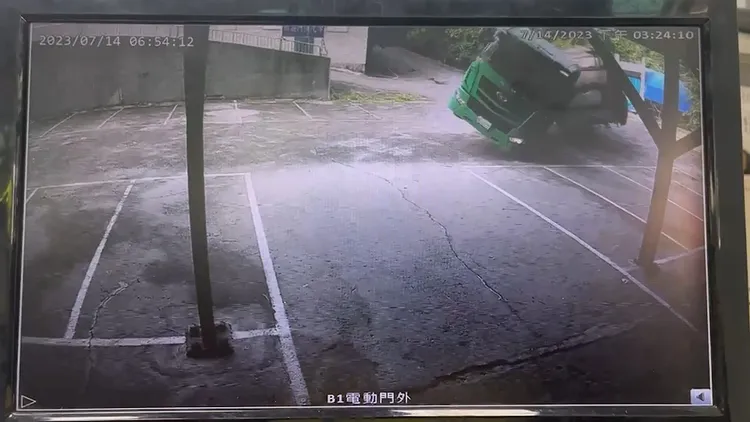 垃圾車衝進雨遮後側翻。民眾提供