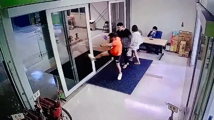 男子怒踢自動門出氣。讀者提供