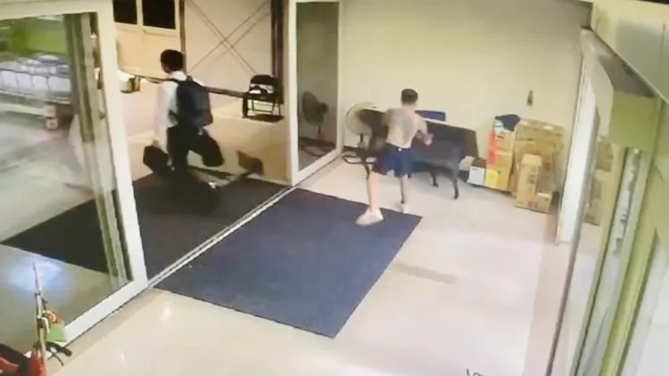 他脫去上衣露出刺青，翻桌洩憤。讀者提供