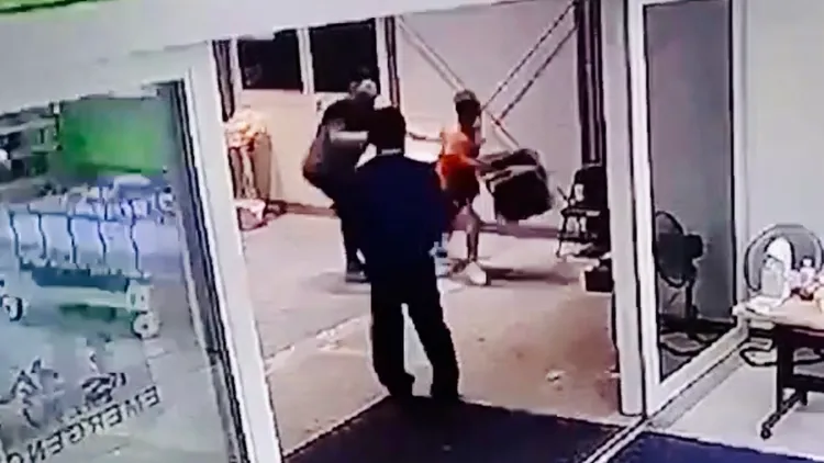 男子步出院區失控摔椅。讀者提供