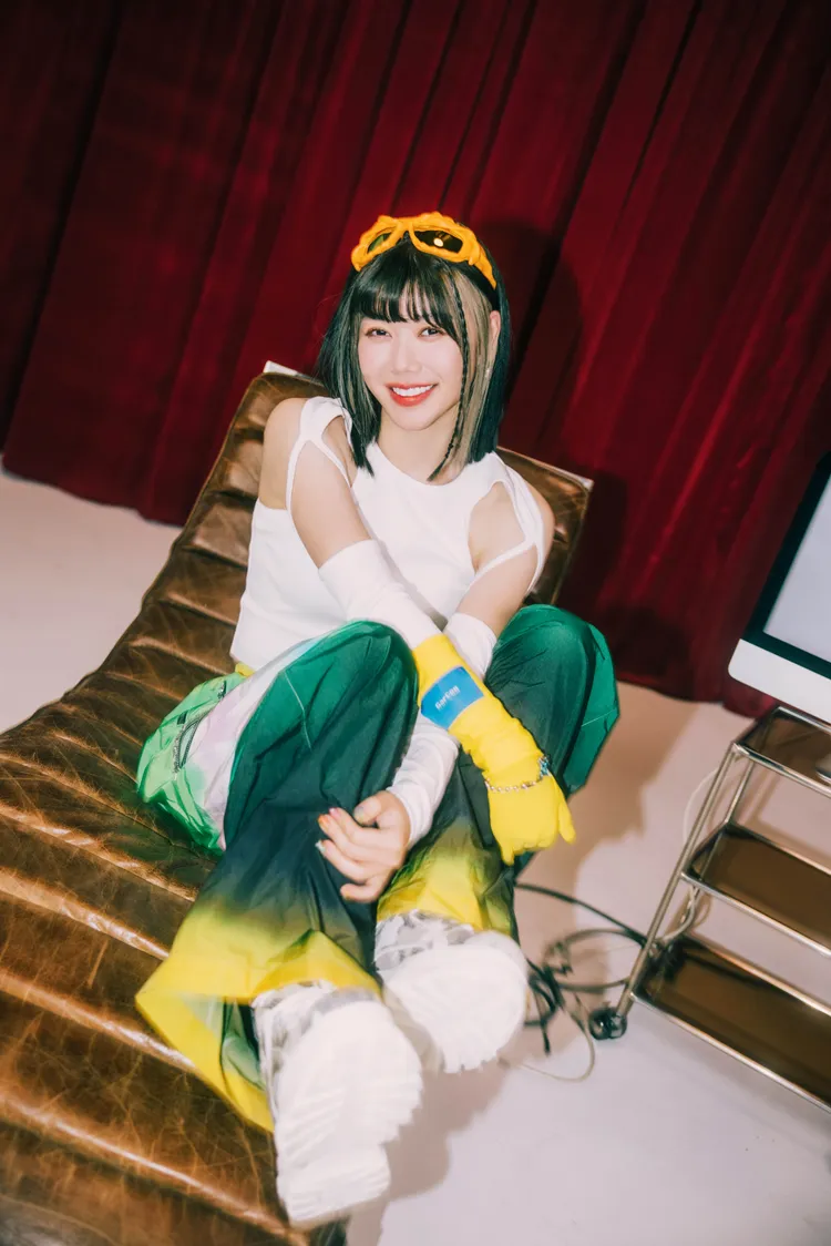 蔡恩雨個性大喇喇，穿裙子腿常張太開，需要同事提醒。華納音樂提供