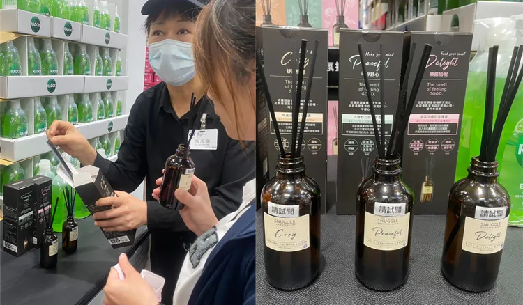 ▲現場有聞香瓶讓民眾試聞，經過的民眾都會被吸引住停下來。
