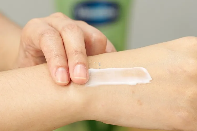 ▲「綠瓶」蘆薈舒緩潤膚露，擁有驚人保濕力，且質地清爽好吸收，擦完不黏膩。