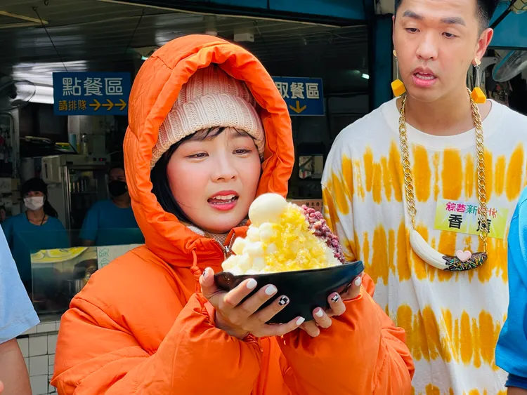 上半身熱到不行的籃籃，看到端上來的「燒泠冰」，非常開心。民視提供