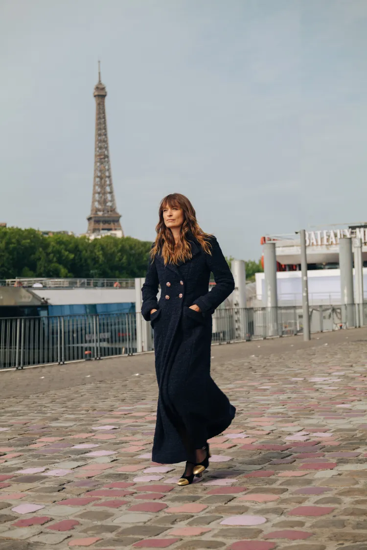 本季秀場特選在可遠眺巴黎地標艾菲爾鐵塔的塞納河岸碼頭上，並由傳奇名模Caroline de Maigret為品牌開秀。品牌提供