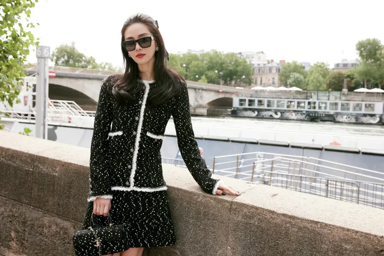 劉詩詩身著品牌2023秋冬新裝秀出1雙修長美腿，打造出俏麗復古感。翻攝詩詩小板報微博