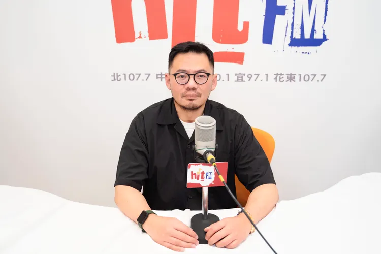 迪拉誇讚葛大為是「萬詞王」，每年都大量生產精彩金句歌詞。Hit Fm聯播網提供