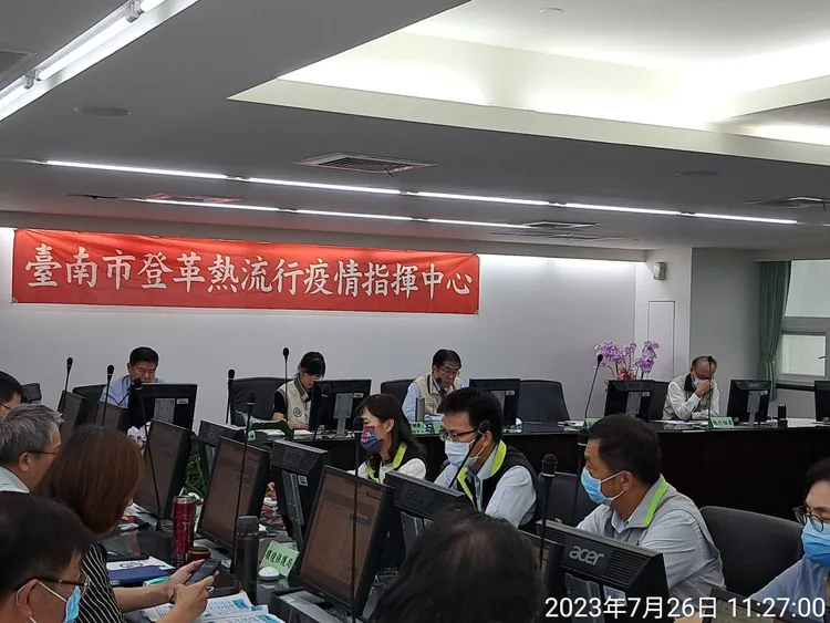 黃偉哲主持會議，責成各局處防颱亦防疫。市府提供