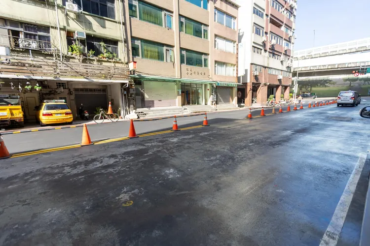 蔣萬安宣布南京西路天坑路段通車了。翻攝蔣萬安臉書