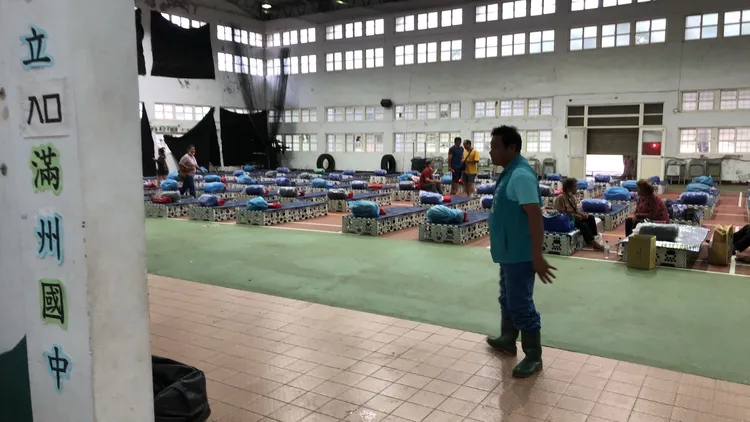 屏東縣山區進行預防性撤離，暫時安置學校。翻攝畫面