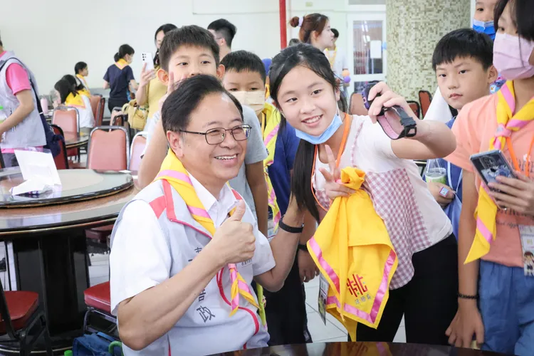 小朋友和張善政合影。桃園市府提供