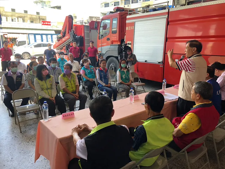 消防局長李明峯感謝業者慷慨解囊。消防局提供