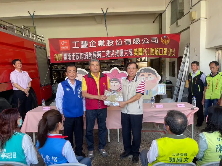 胡正德(左2)捐贈一批PGI防焰口罩，由消防局長李明峰代表接受。消防局提供