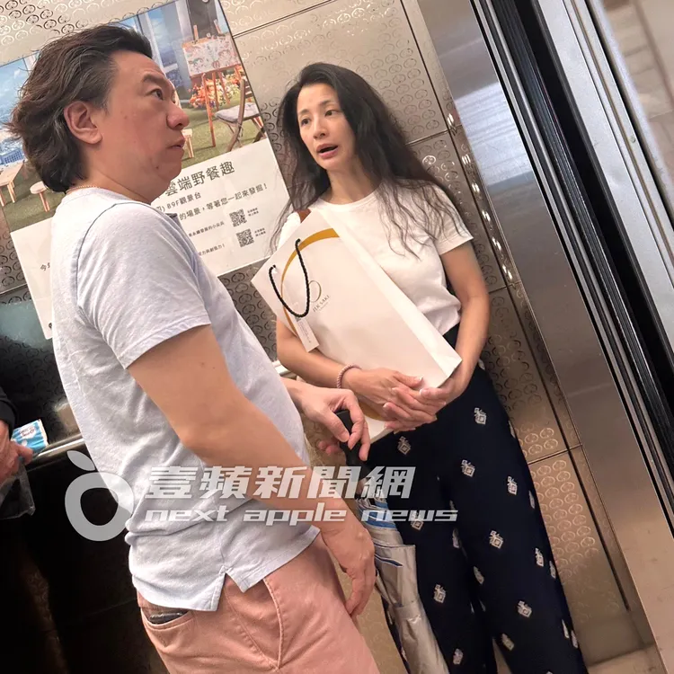 李蒨蓉（右）和老公李德立到台北101採買，兩人世界有度蜜月的感覺。讀者提供