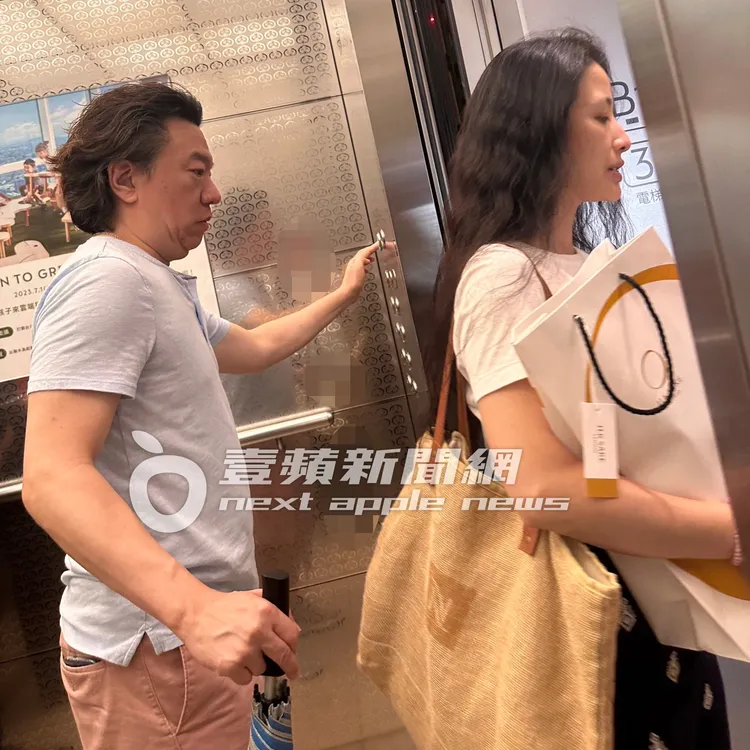 李蒨蓉（右）步出電梯到B1美食街買麵包，李德立持續按住開門鈕不放，直到確定她離開為止。讀者提供