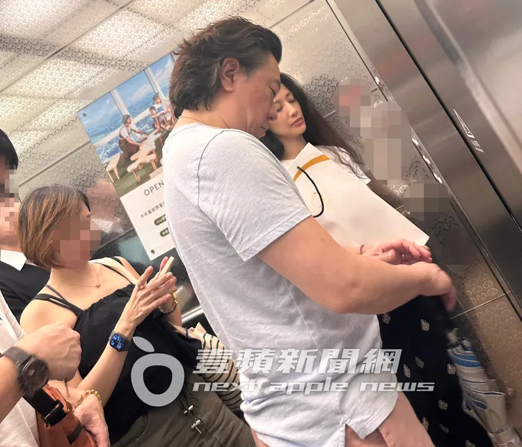 李蒨蓉老公李德立（中）下車後，手拿1把大雨傘，防範中颱「杜蘇芮」有備而來。讀者提供