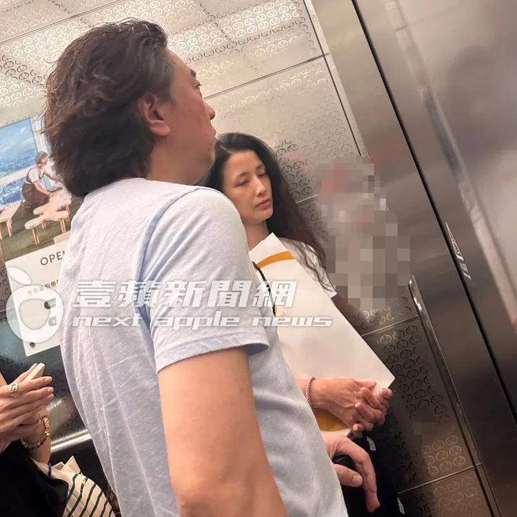 讀者表示李蒨蓉（右）素顏「依舊很漂亮」，和老公李德立在台北101搭電梯準備上樓買麵包。讀者提供