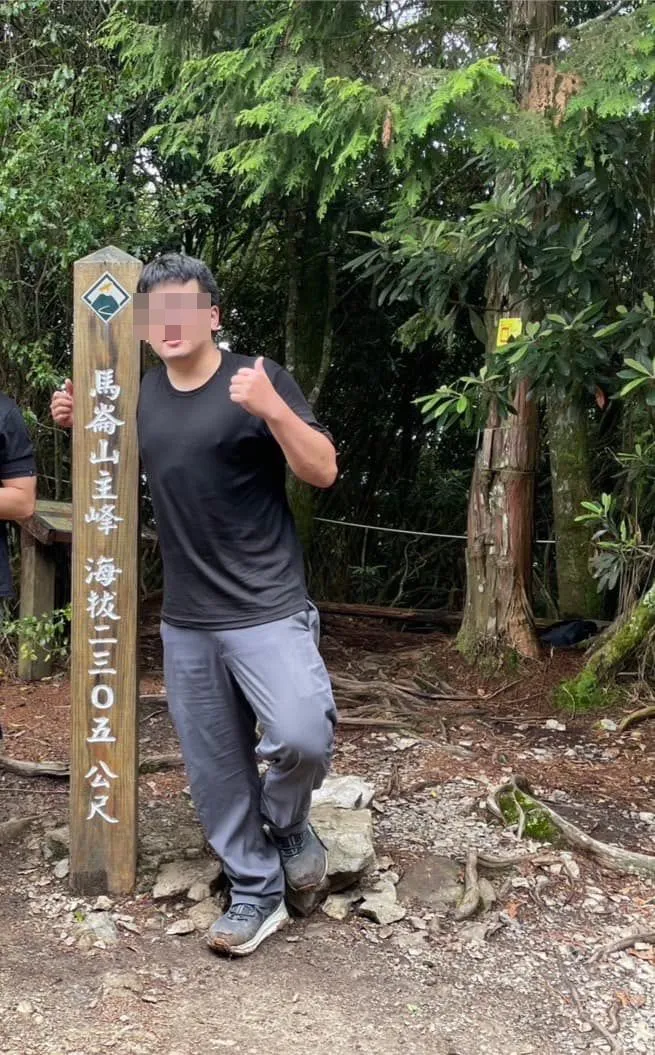 葉男與友人登頂時留下的最後身影。翻攝臉書「登山借問站」