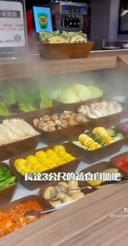 自助吧式蔬菜種類多樣化選擇。TikTok@momo19911224 / IG：momo19911224 提供