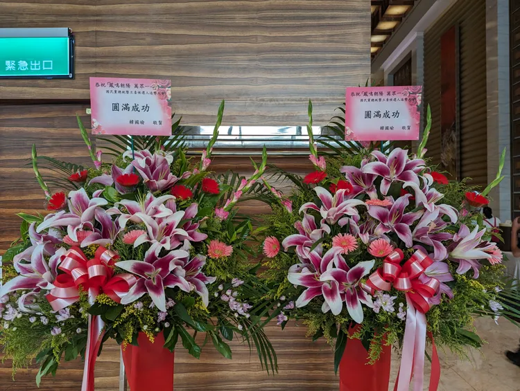 韓國瑜送的花束一早就到會場。蘇柏銓攝