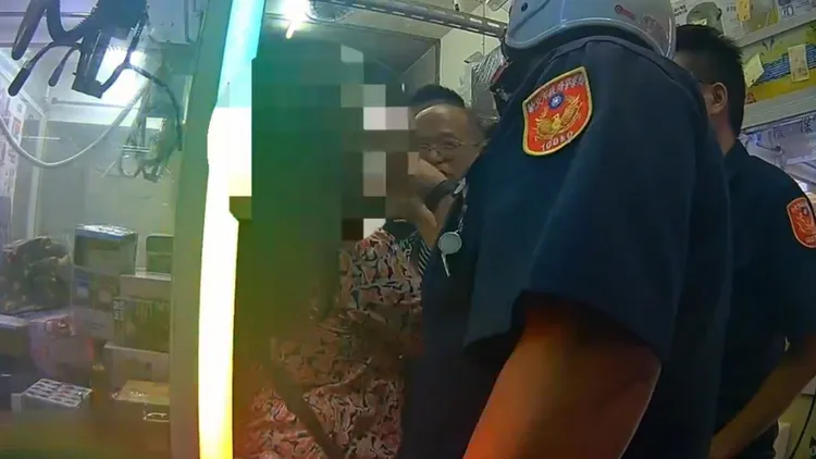 警方到場後，張喬瑜還不斷飆罵髒話。翻攝畫面