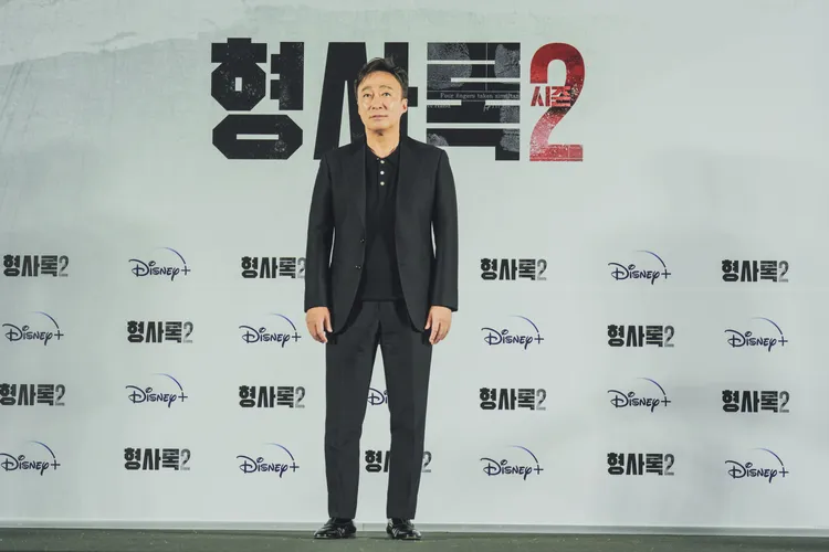 李星民認為自己飾演的資深刑警「金宅祿」，第2季著重在動腦。Disney+提供