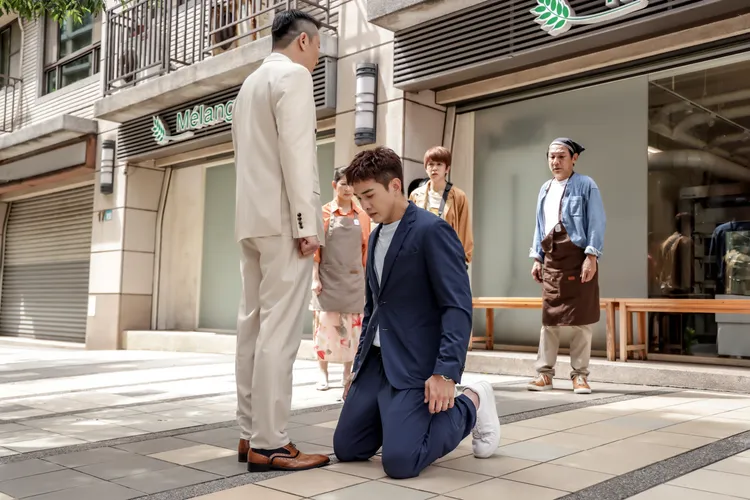 張立昂（右）向林煒下跪。三立提供