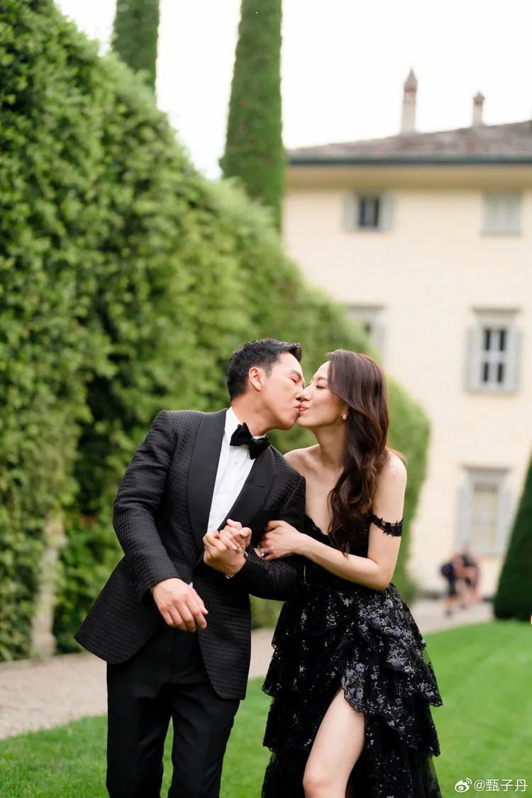 甄子丹吻嬌妻示愛。翻攝甄子丹微博