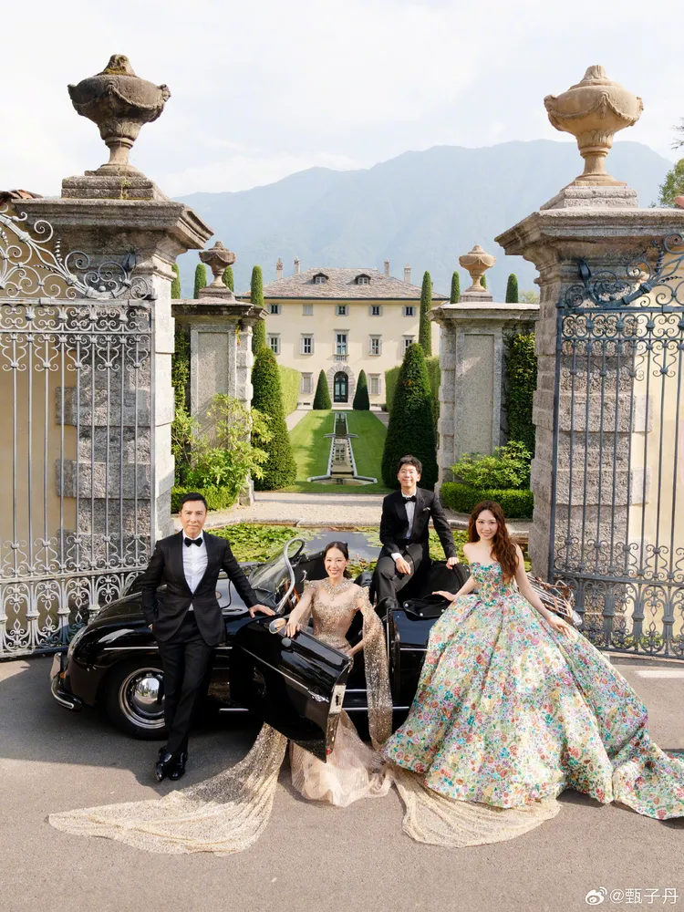 一家四口拍下幸福紀念照。翻攝甄子丹微博