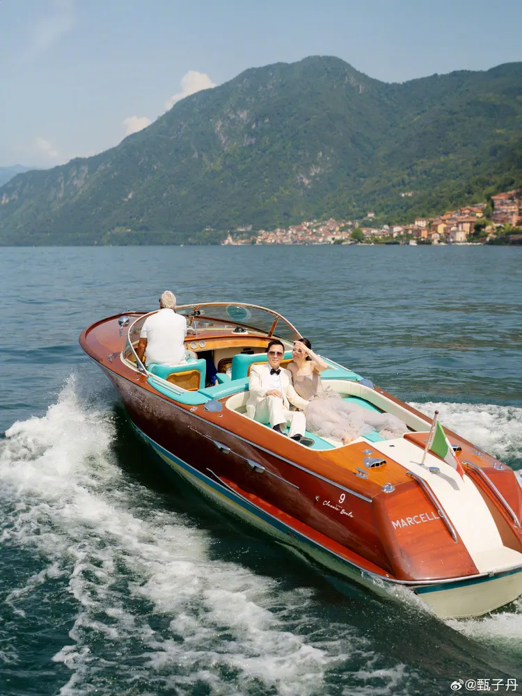 夫妻倆在遊艇上拍美照。翻攝甄子丹微博