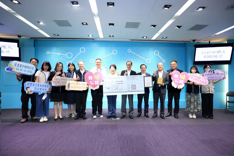 台彩公司與台中市政府今天在市府舉辦捐贈儀式。市府提供