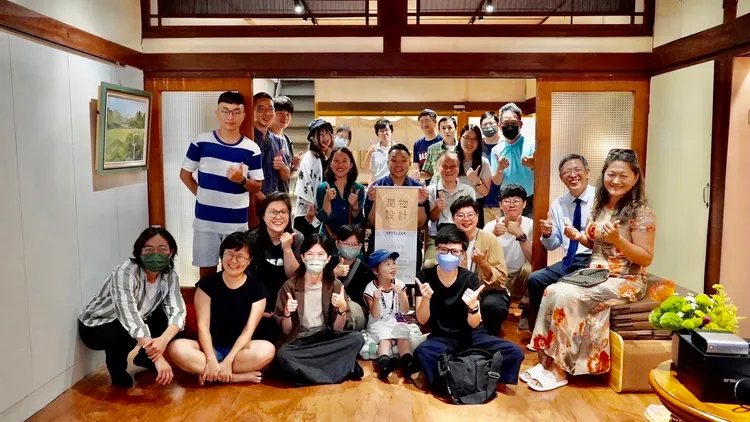 「潤物設計Artelier」開幕，高雄市青年局長張以理、打狗文史再興會社駱國賓理事長、屋主郭晏緹、文史專家陳坤毅、南濤畫會理事長吳玉琴都等都到場祝賀。翻攝畫面