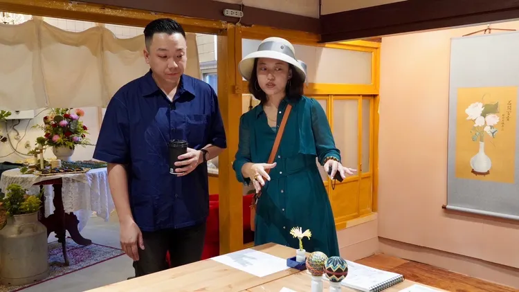 高雄市青年局長張以理到場向溫硯萍祝賀。翻攝畫面