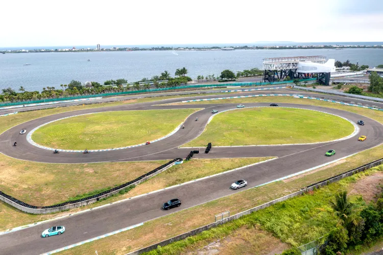 大鵬賽道駕訓中心除了「安全操控」基本課程外，未來將依據車友喜好與需求，分別陸續提供「Drive Your Car」、「Taxi Ride」與「Driving Course」三大課程。業者提供