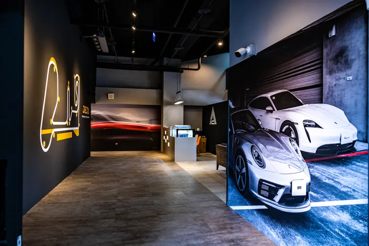 「大鵬賽道駕訓中心」（Delta Motorsport Driving Centre）落址大鵬灣國際賽道首次開放的西側最高塔樓，一樓大廳處設有客戶休憩區、跑車精品展示區與安全講習室，具備完整的服務機能。業者提供