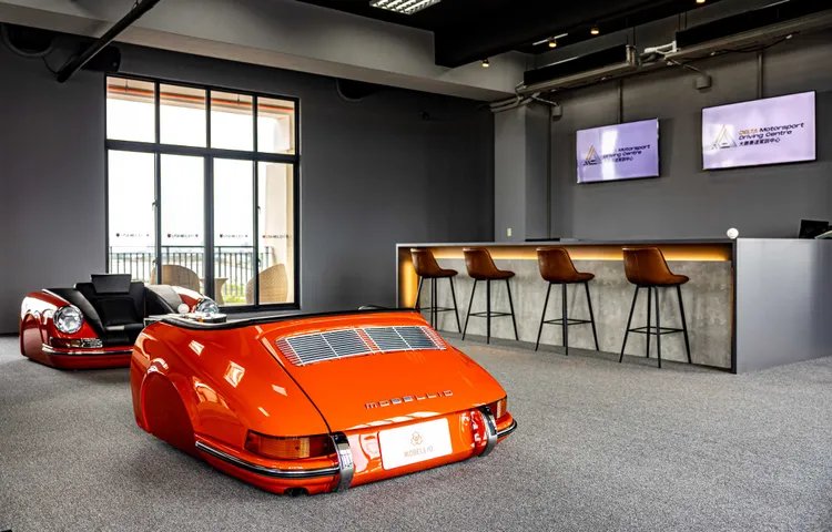 「大鵬賽道駕訓中心」三樓規劃專屬VIP禮賓樓層，具備視野絕佳的賽道觀景窗，舒適的Lounge沙發區陳列經典汽車精品家具，並設有專業餐飲吧台。業者提供