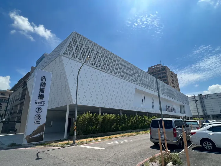 豐邑機構造鎮案「浩瀚無極」，每坪開價65-75萬元，南市地政局揭露每坪成交57-66.9萬元。葉家銘攝