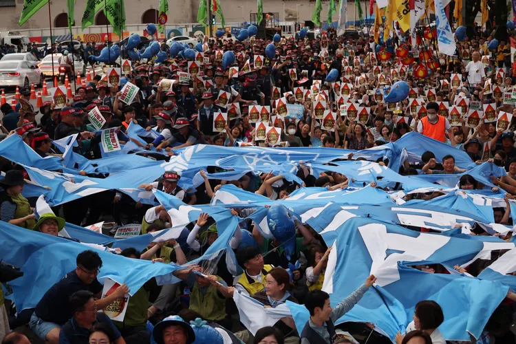 南韓民眾抗議日本將排放「核處理水」到大海中。路透社