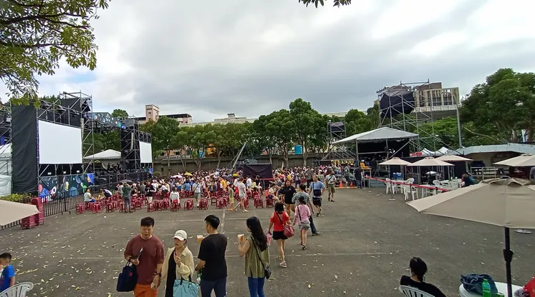 桃園市龜山區公所主辦的「High龜山啤酒搖滾音樂節」，今晚｢微醺宇宙｣眾星雲集，吸引許多民眾前來共襄盛舉！