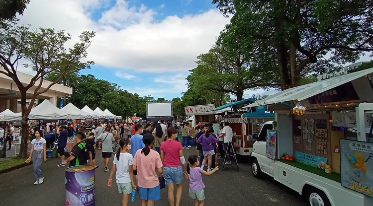 現場也有人氣美食、美式餐車、文創市集等。