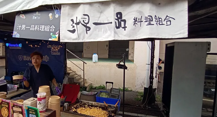 現場也有人氣美食、美式餐車、文創市集等。