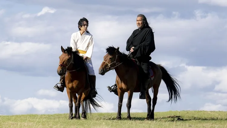 二宮和也（左）事前未出現在演員名單，在首集尾聲驚喜現身，和役所廣司對戲。翻攝TBS_VIVANT推特