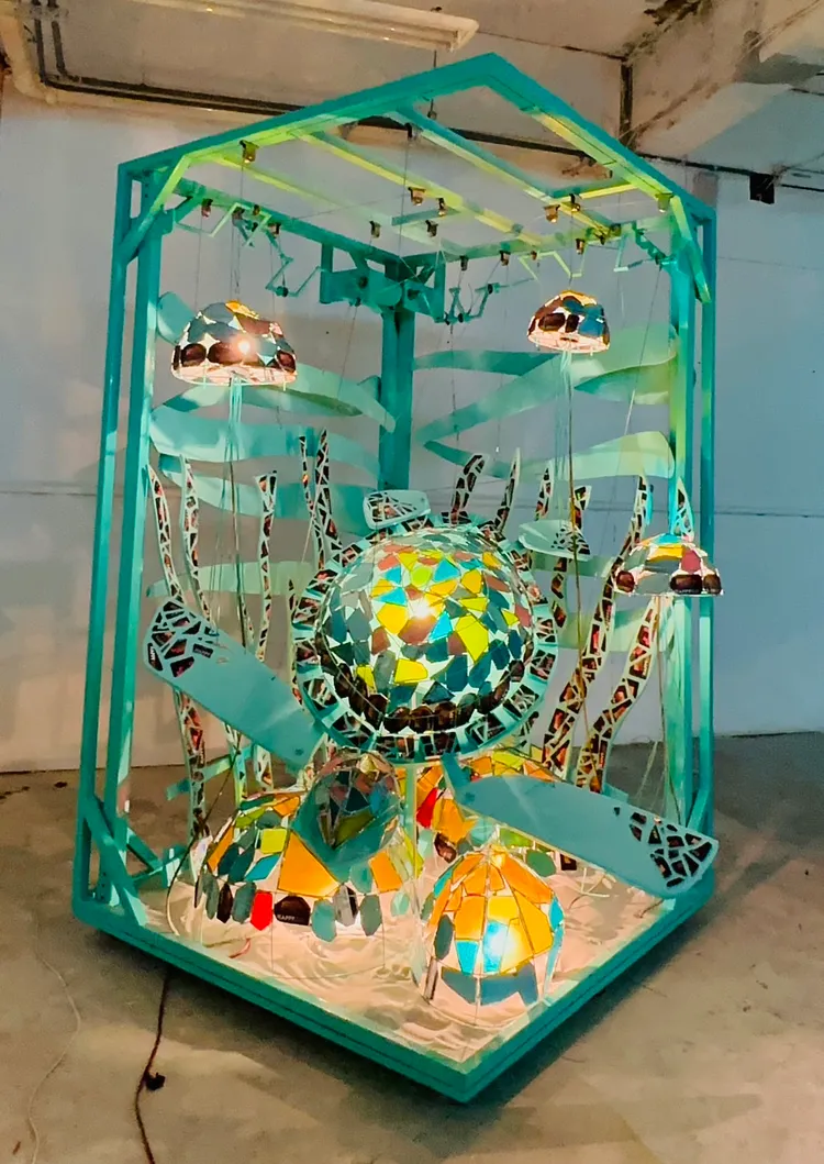 HAPPY GO運用回收的塑膠卡，化身為大型裝置藝術「龜家．歸家」，7/22~8/25在愛買水湳店展出。愛買提供