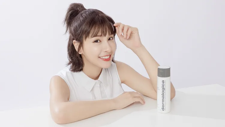 峮峮自豪自己的肌膚光滑、沒有顆粒感。品牌提供