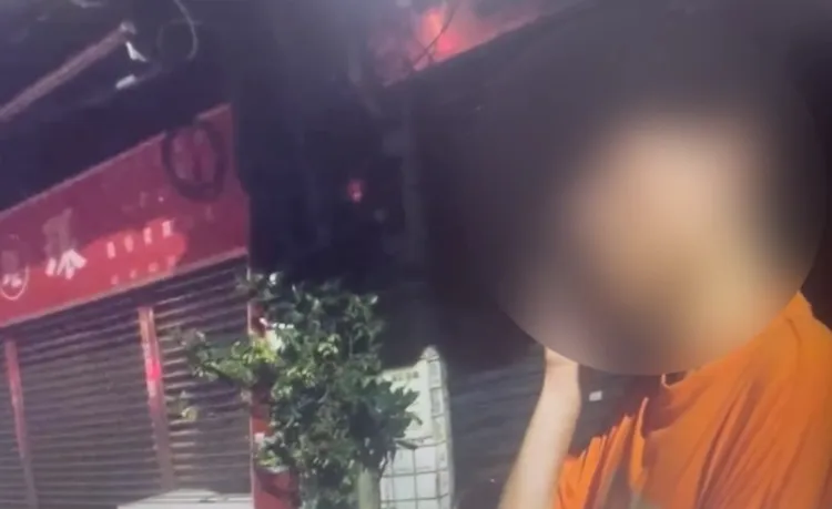 男子打電話回來詢問友人現場狀況。翻攝畫面