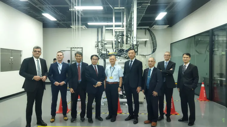 黃偉哲參觀臺灣創浦EUV訓練中心。市府提供