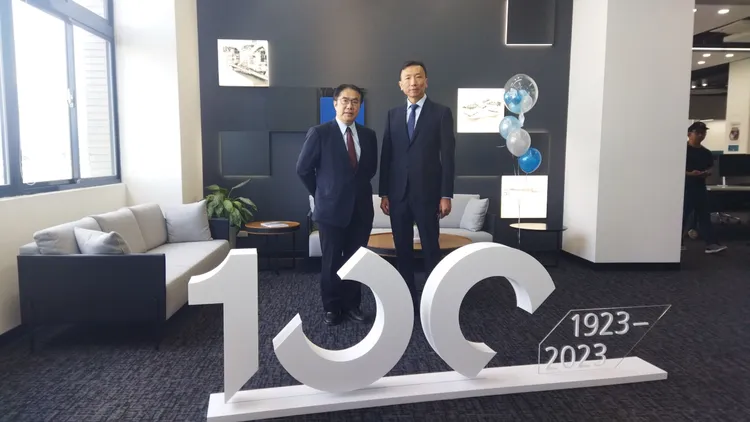 黃偉哲與臺灣創浦總經理鄭勇志合影留念。市府提供