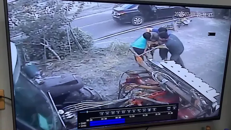 少年被3警勒頸、擒抱。民眾提供