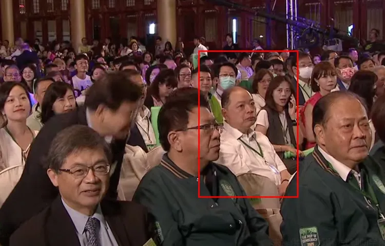 民進黨中常委黃承國（紅框處）出席全代會，座位還在賴清德競選總幹事潘孟安附近。翻攝自民進黨youtube頻道