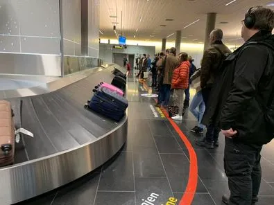 挪威奧斯陸國際機場民眾領行李相當有秩序。取自「卡瓦納X日本旅遊失心瘋」粉專